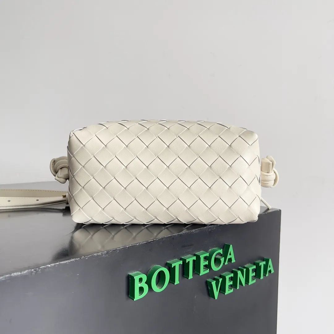 Batch 1360 BOTTEGA VENETA 2024 new loop is here! ! Many girls who like BV have owned the Loop bag. It has a simple appearance, classic weaving, and a compact and lightweight bag shape. This innovation continues the "camera bag" shape. Unlike the traditional Loop bag, which can only be worn as a crossbody bag, this innovation It can be carried by hand or cross-body, satisfying both the concave shape and daily needs. The oversized buckle can be folded and used as a handle. The sultry heat in summer ☀️ usually reduces people's desires. Having a lightweight bag will greatly enhance the happiness of traveling🫧 Style number: 796615 Size: 19*12*9cm